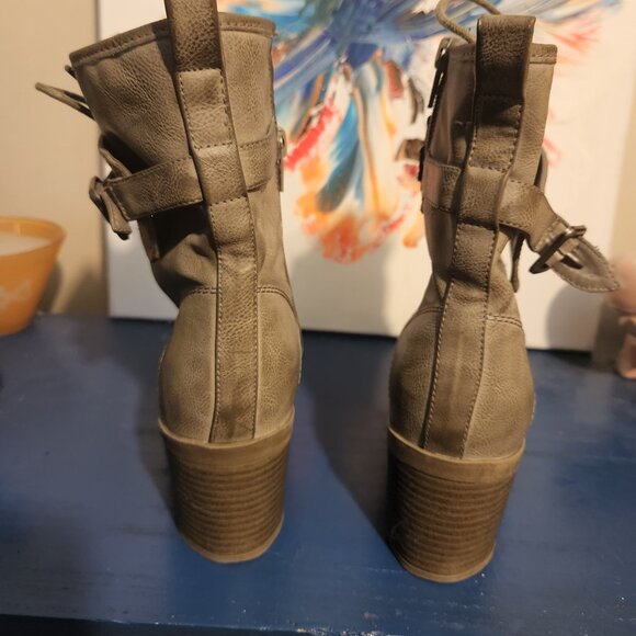 women's 6.5 G by GUESS gray distressed faux leather heeled combat boot zip/lace - Picture 3 of 9